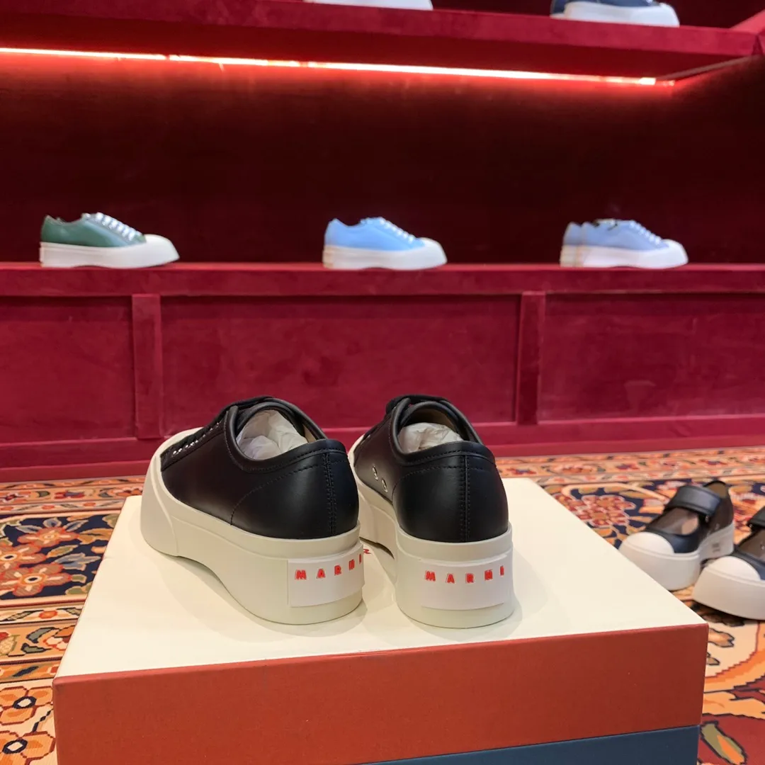 👟👟Ex-factory price 480👟👟 Marni Marni large-toe thick-soled Mary Jane shoes Marni is an independent designer brand from Italy. It has quickly become another big dark horse in the international fashion industry. Zhao Lusi and Song Zuer have the same Velcro large-toe shoes. It took 2 and a half months to purchase 5 pairs of originals, cut them open, open the bottom mold, decide on the materials, and tried again and again, and changed again and again. At present, the material, shape, lines, and outsole are almost the same as the original ones. Even the smell of cowhide is the same, so our shoes never put fragrance in them. The original cowhide smell is unique. 🐂Fabric: imported Bengal cowhide, matte and textured 🐂Inner: semi-matte cowhide, zero color difference 🐂Outsole: Original molded TU👟👟Ex-factory price➕👟👟Ex-factory price U foam 🪄Number of codes: 35 36 37 38 39 40